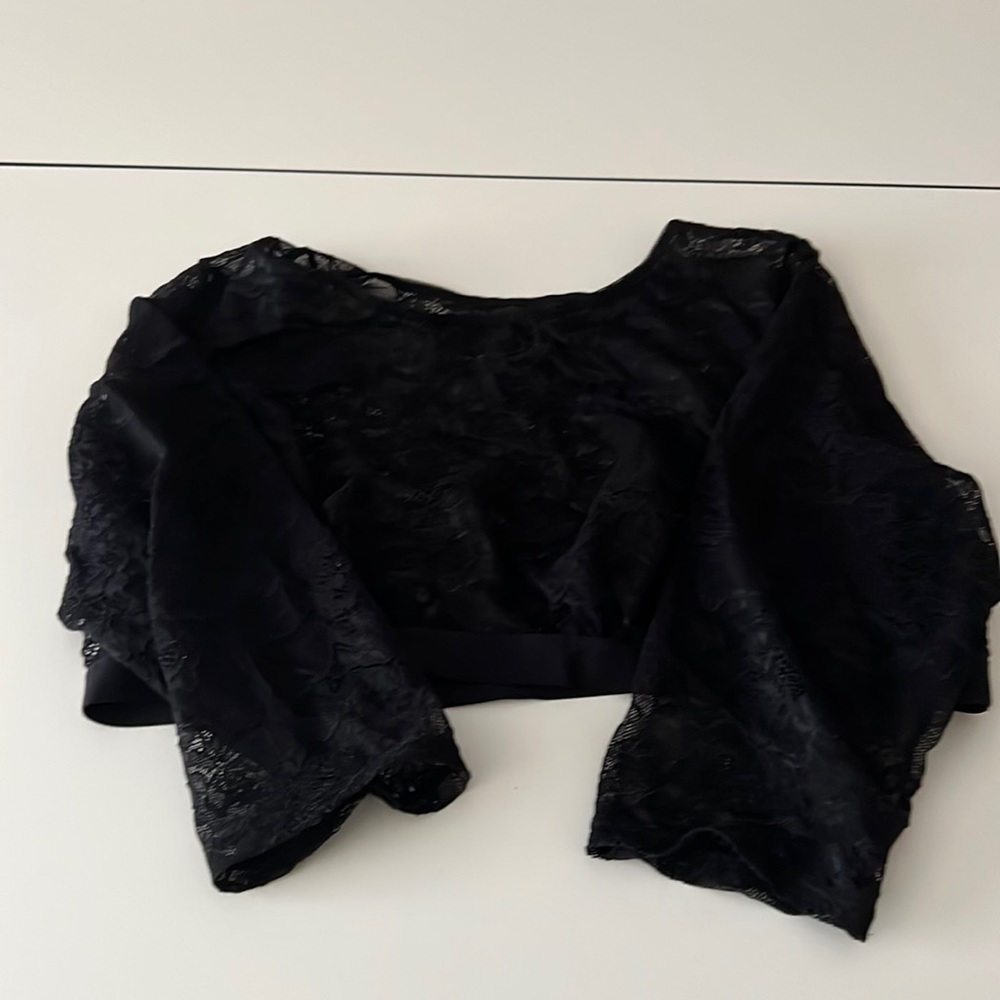 Black lace quarter sleeve crop top